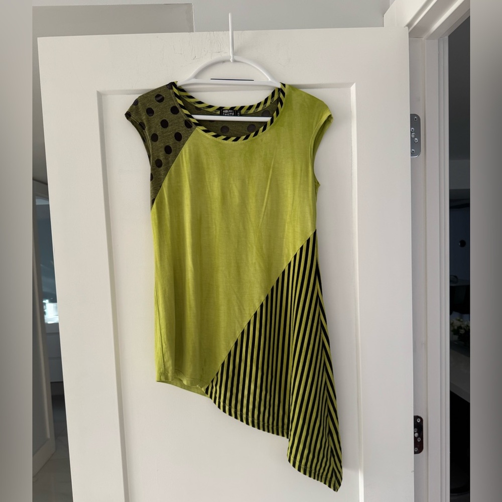 ARTOFCLOTH Stylish Green Asymmetrical Stretchy Women's Top. Stated size XS
